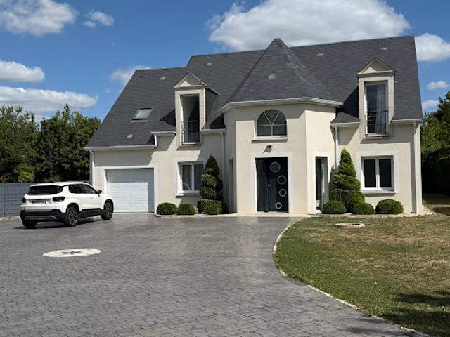 Maison contemporaine avec piscine et jardin