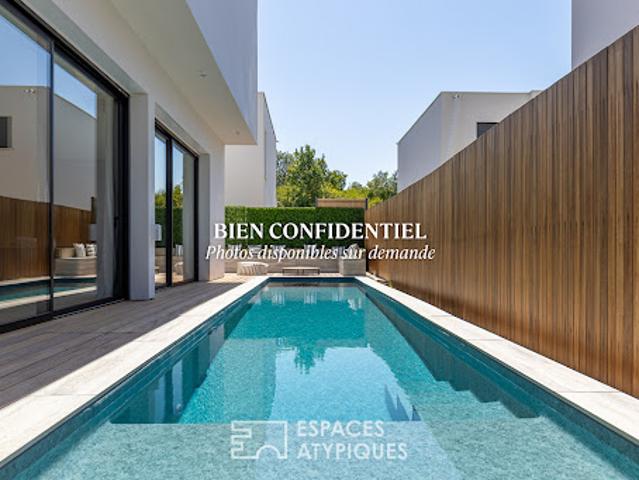Maison contemporaine avec piscine et jardin