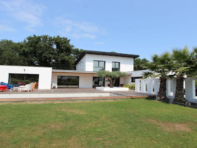 Maison contemporaine avec piscine et jardin
