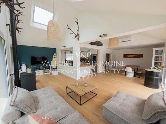 Maison contemporaine avec piscine et jardin