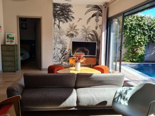 Maison contemporaine avec piscine et jardin