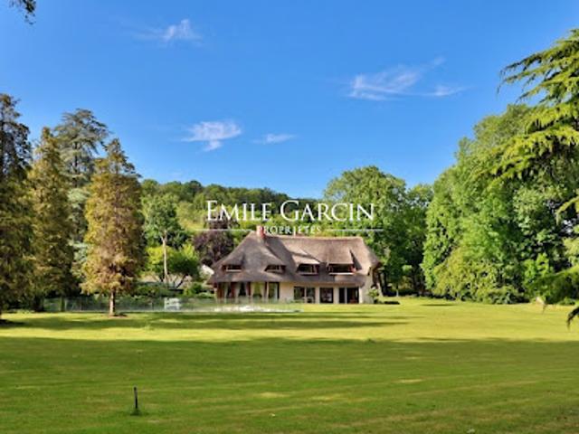 Maison contemporaine avec piscine et jardin