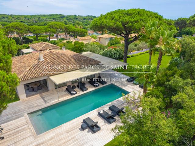 Maison contemporaine avec piscine et jardin