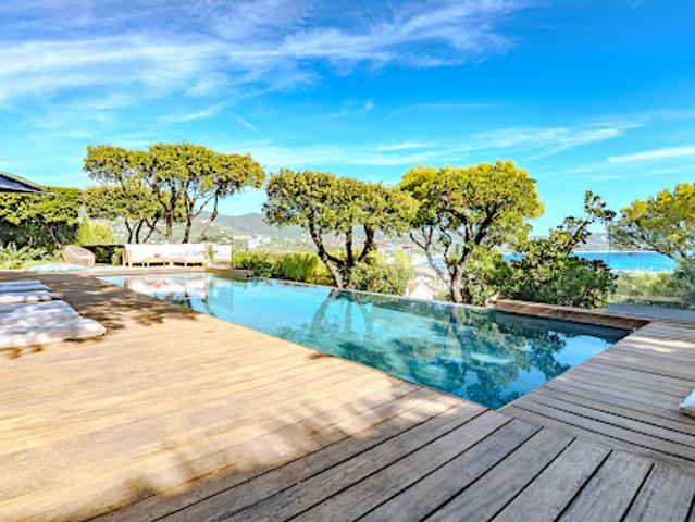 Maison contemporaine avec piscine et jardin