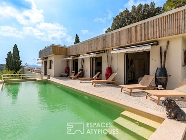 Maison contemporaine avec piscine et jardin