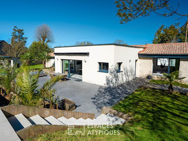 Maison contemporaine avec piscine et jardin