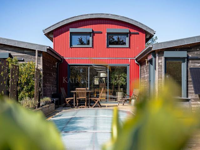 Maison contemporaine avec piscine et jardin