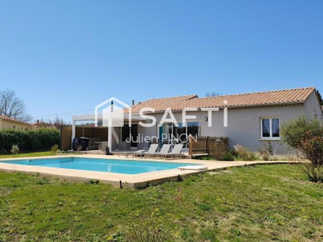 Maison contemporaine avec piscine et jardin