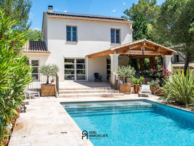 Maison contemporaine avec piscine et jardin