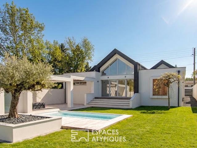 Maison contemporaine avec piscine et jardin