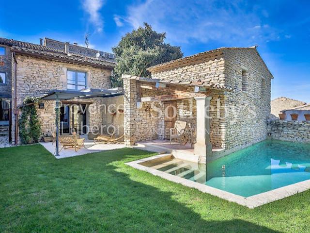Maison contemporaine avec piscine et jardin