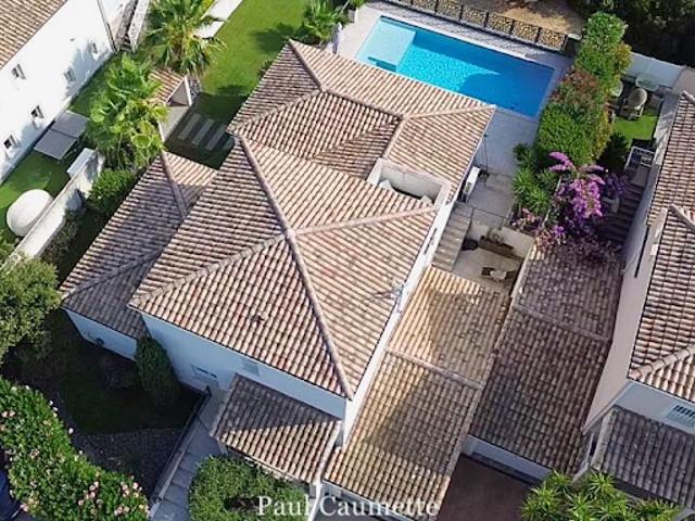 Maison contemporaine avec piscine et jardin