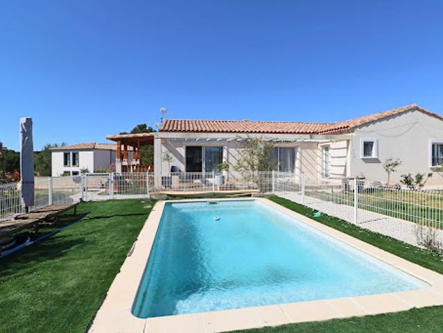 Maison contemporaine avec piscine et jardin