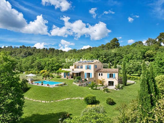 Maison contemporaine avec piscine et jardin