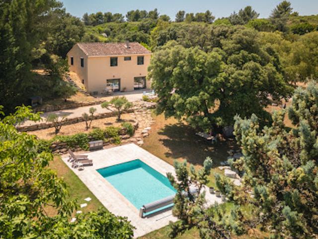 Maison contemporaine avec piscine et jardin