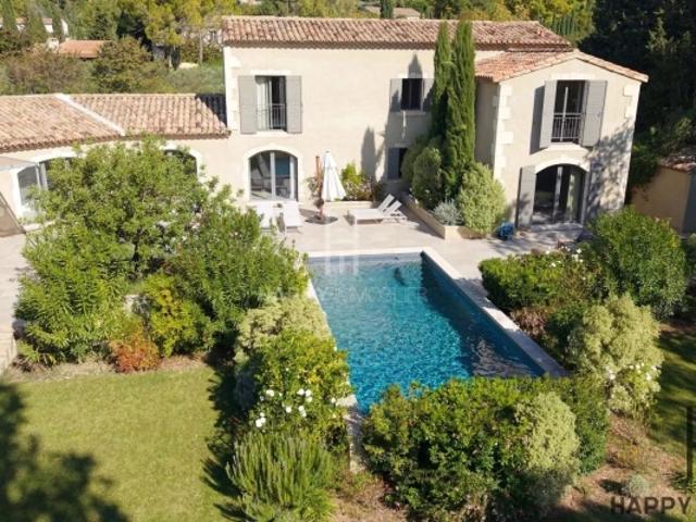 Maison contemporaine avec piscine et parc arboré