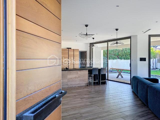 Maison contemporaine avec piscine et prestations haut de gamme