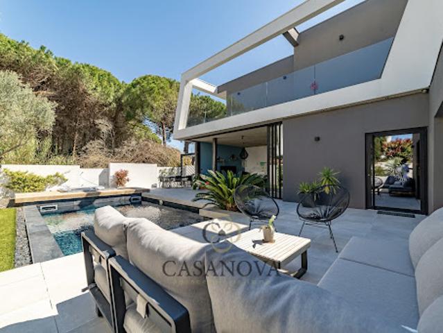 Maison contemporaine avec piscine et terrasse