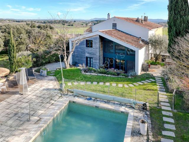 Maison contemporaine avec piscine et terrasse