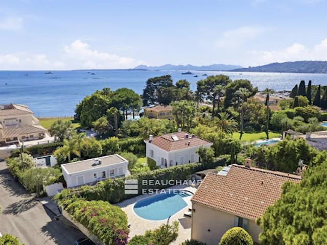 Maison contemporaine avec piscine et terrasse