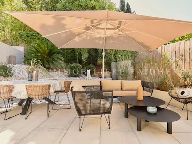 Maison contemporaine avec piscine et terrasse