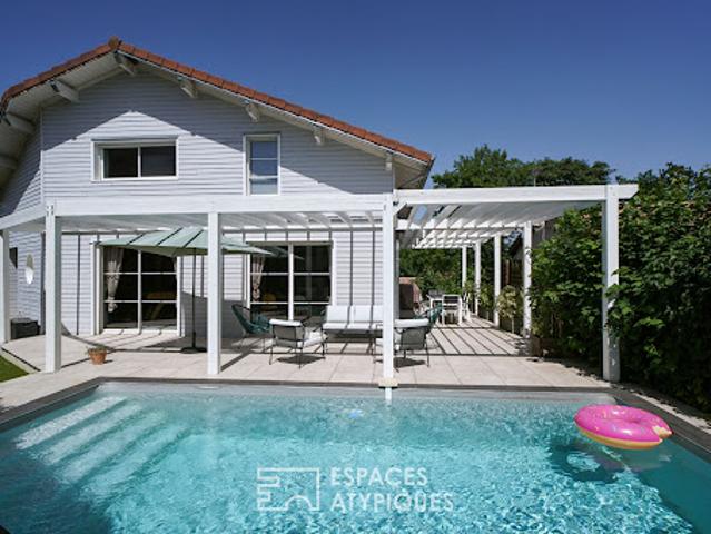Maison contemporaine avec piscine et terrasse