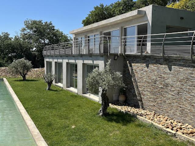 Maison contemporaine avec piscine et terrasse
