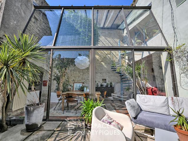 Maison contemporaine avec piscine et terrasse