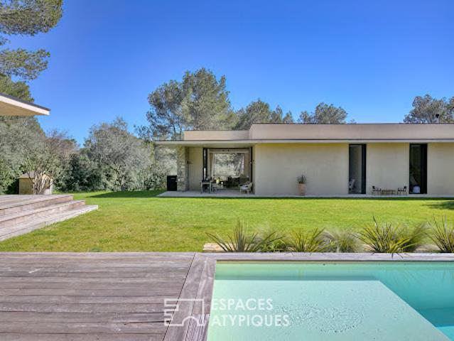 Maison contemporaine avec piscine et terrasse