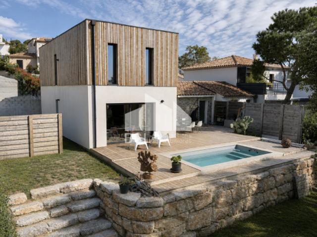 Maison contemporaine avec piscine et vue dégagée