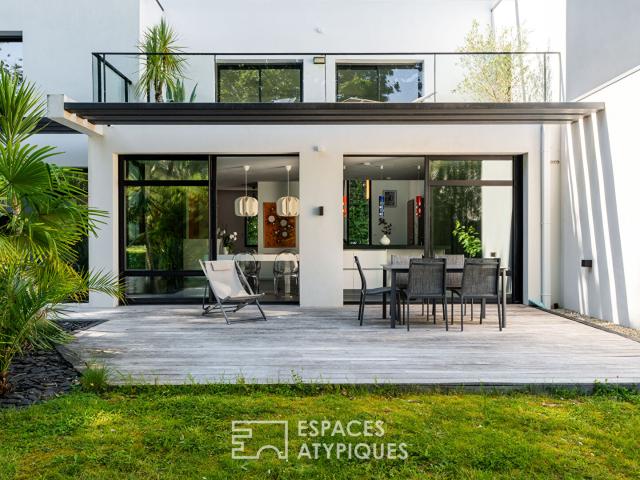 Maison contemporaine avec piscine intérieure, terrasse Sud et prestations haut de gamme