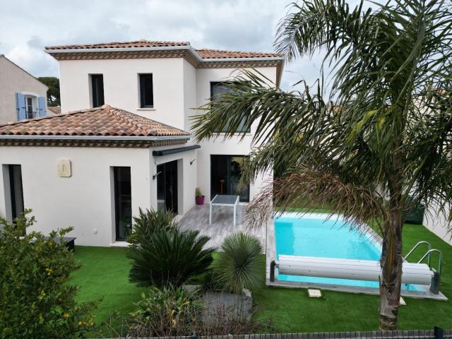 Maison contemporaine avec piscine – Quartier paisible, proche pl