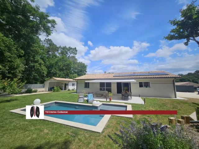 Maison contemporaine avec piscine, vue forêt et dépendance