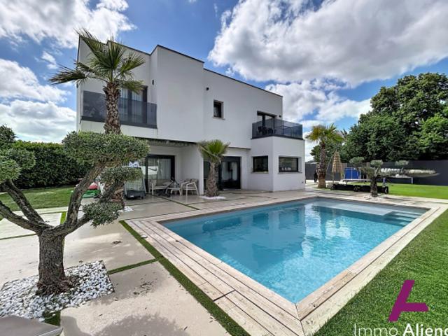 Maison contemporaine avec pisicne