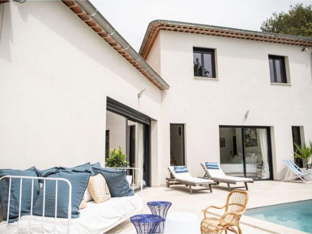 Maison contemporaine avec suite en RDC – DPE A, panneaux solaires et garage intégré