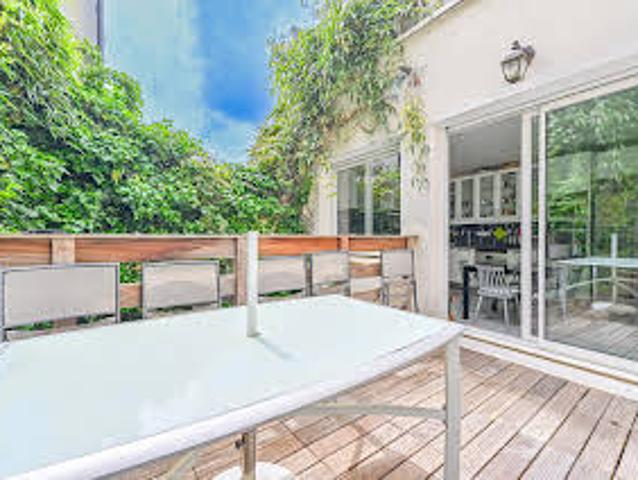 Maison contemporaine avec jardin et terrasse
