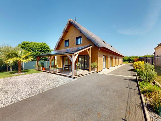 MAISON CONTEMPORAINE AVEC TOIT DE CHAUME