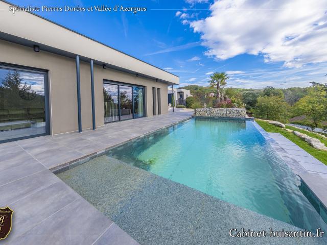 Maison contemporaine avec vue imprenable et piscine