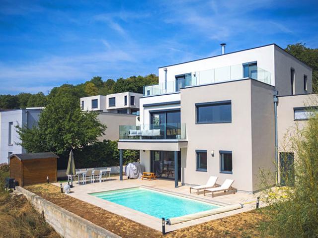 Maison contemporaine avec vue imprenable et piscine, Secteur prisé de Montboucons