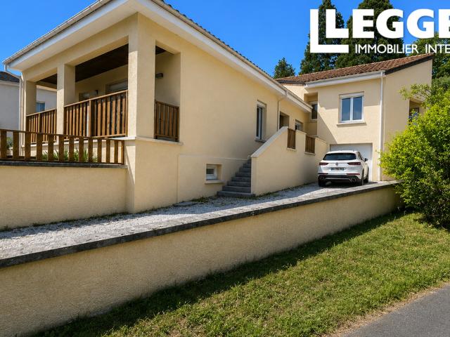 Maison contemporaine avec 3 chambres, située dans une ville du nord de la Dordogne, 5 min a pied du centre