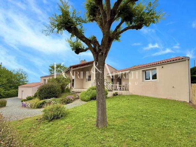 Maison contemporaine avec 5 chambres, bureau, parc arboré clos, dépendances et double garage