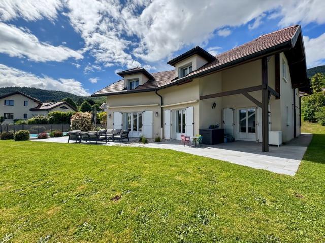 Maison contemporaine d’exception de 180m2 avec 5 chambres et jardin paysagé Divonne les Bains