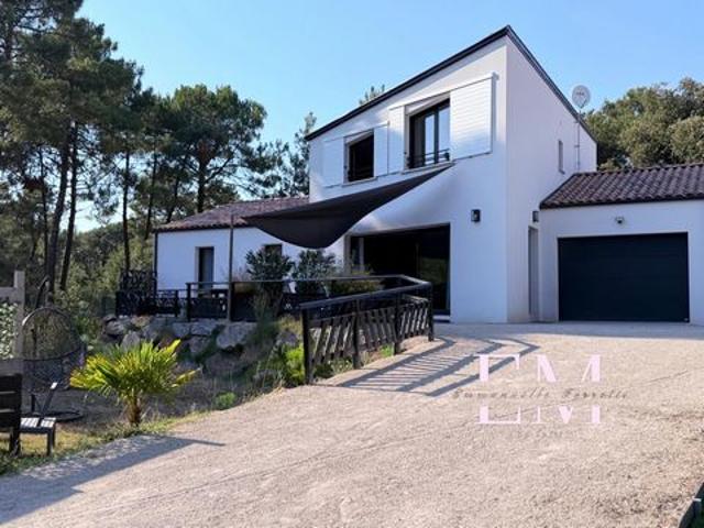 MAISON CONTEMPORAINE DANS LES PINS A DEUX PAS DES PLAGES