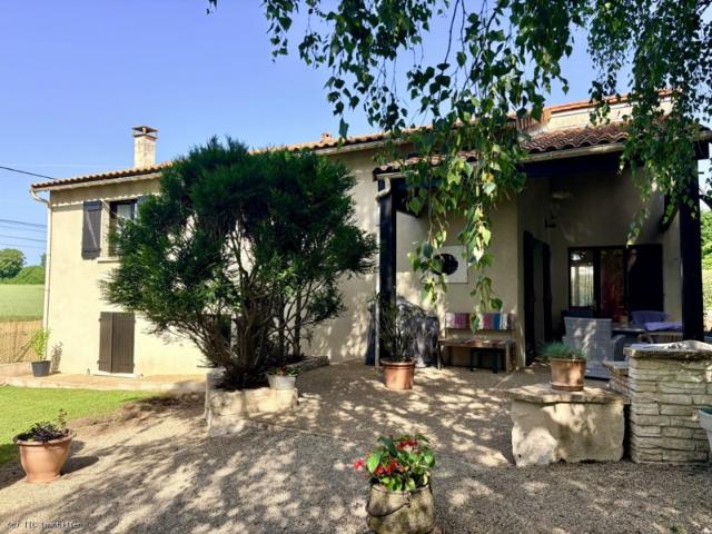 Maison contemporaine de 105 m² avec grand jardin arboré et piscine chauffée