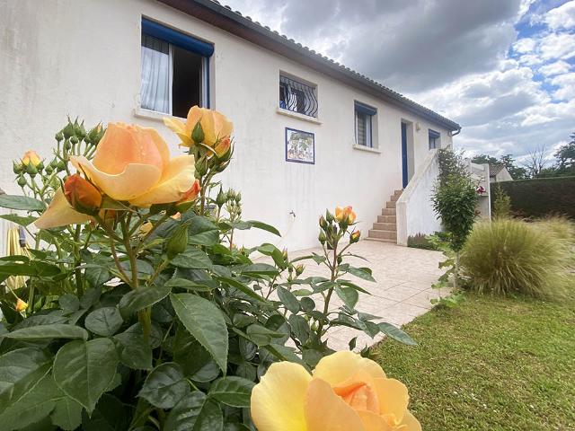 Maison contemporaine de 145m2 habitables, 4 CH, 1 bureau, 2 SDB, garage sur terrain clos de 689m2