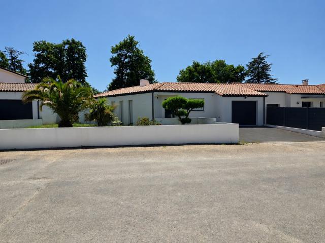 Maison contemporaine de 2016 Prestations haut de gamme, domotique complète et piscine chauffée