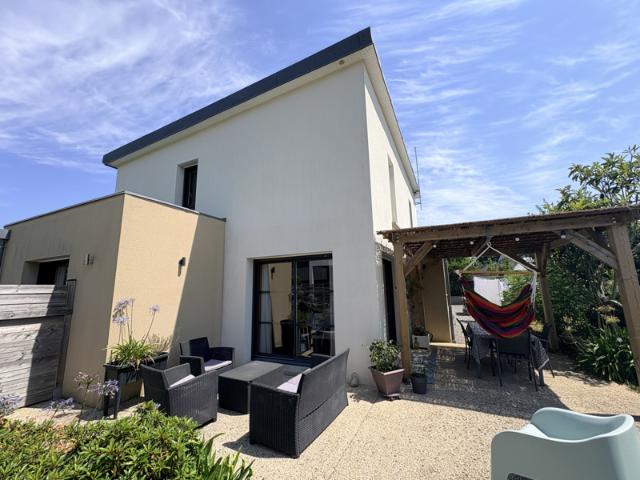Maison contemporaine de 2012 sur terrain paysagé de 540 m2