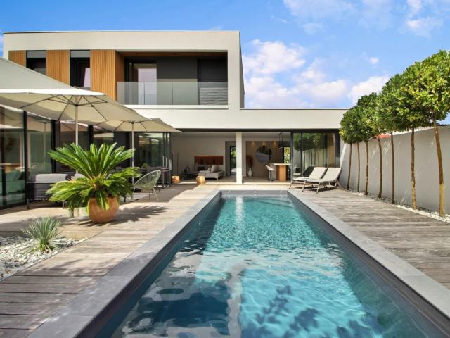 MAISON CONTEMPORAINE DE 2021 – PRESTATIONS HAUT DE GAMME – PISCINE – GARAGE