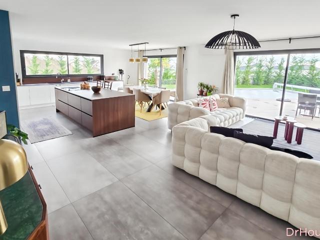 Maison contemporaine de 2022 – 5 chambres 191 m² – Parcelle 553 m² – Piscine