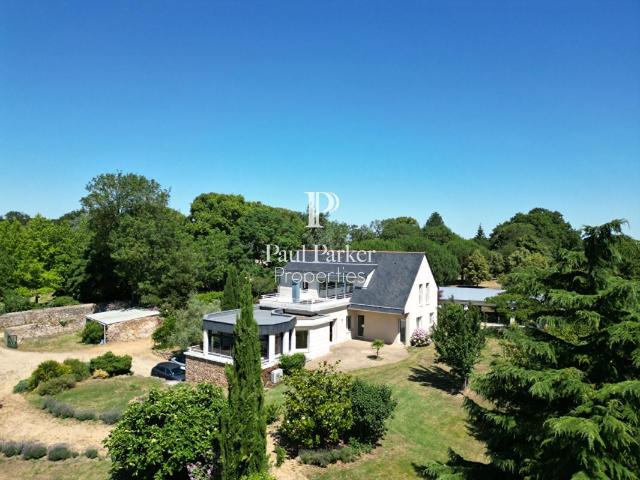 Maison contemporaine de 244 m² avec piscine couverte La Chapelle Saint Laud
